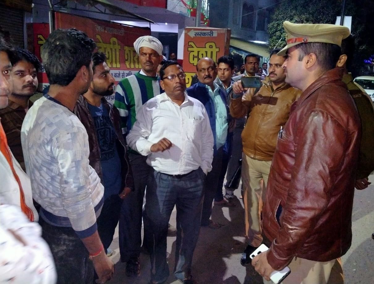 Salesmen beat up salesmen for selling liquor at a higher rate