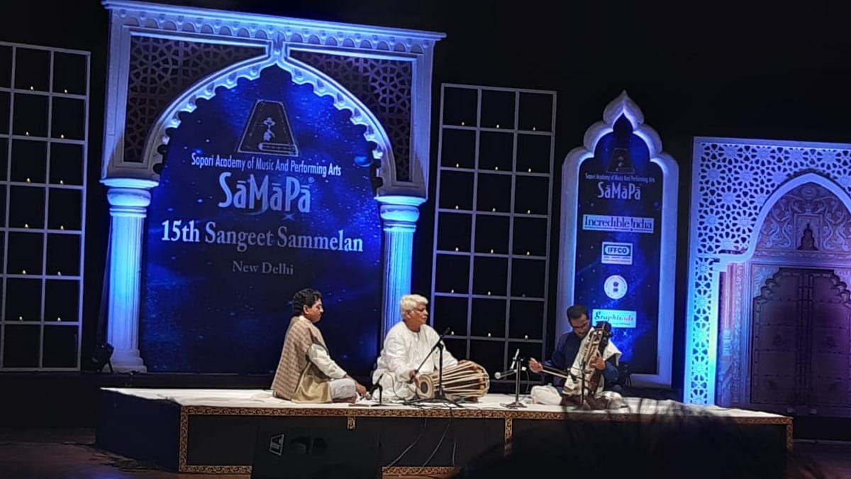 Mahanta Vishwambhar Nath pakhavaj playing at in Kamayani Auditorium Delhi