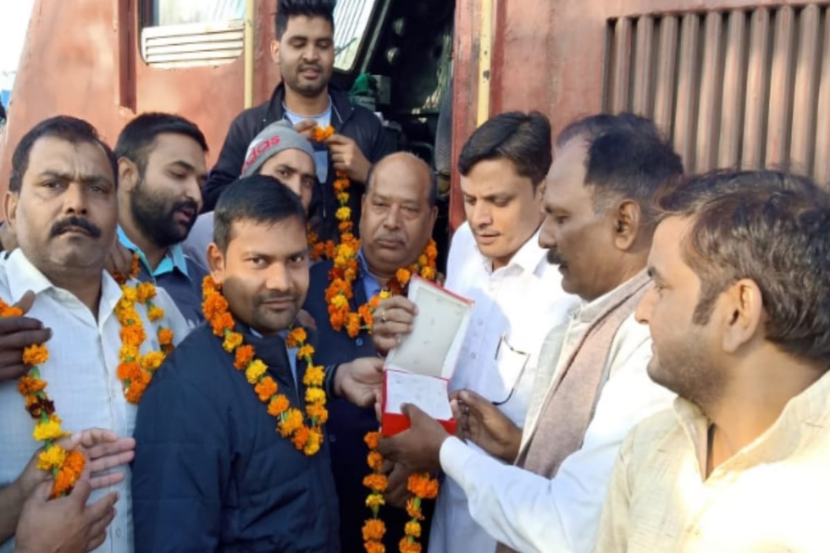 Five express trains will stop at Sakauti tanda station from today