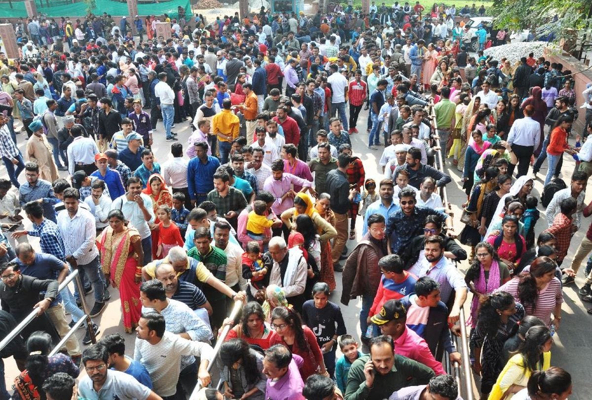 huge crowd of tourists gathering at Taj Mahal