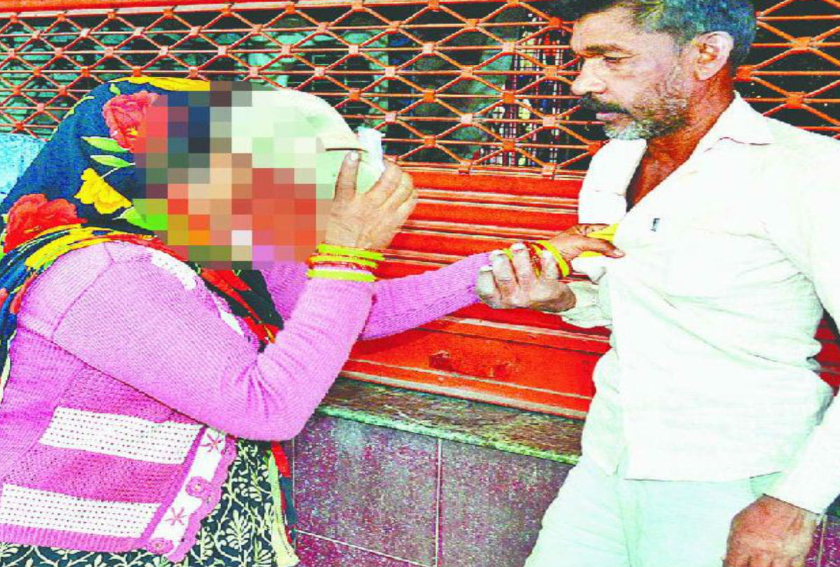 Man Molested With Girl Public Beat Agra Crime News