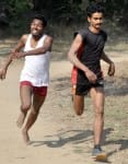शामली के वीवी डिग्री कॉलेज में आयोजित क्रीड़ा प्रतियोगिता में दौड़ लगाते छात्र।
