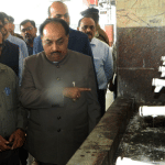 पेयजल बूथ पर गंदगी देख फटकार लगाते पीएससी चेयरमैन।