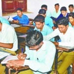 सुपर स्टूडेंट की परीक्षा देते विद्यार्थी