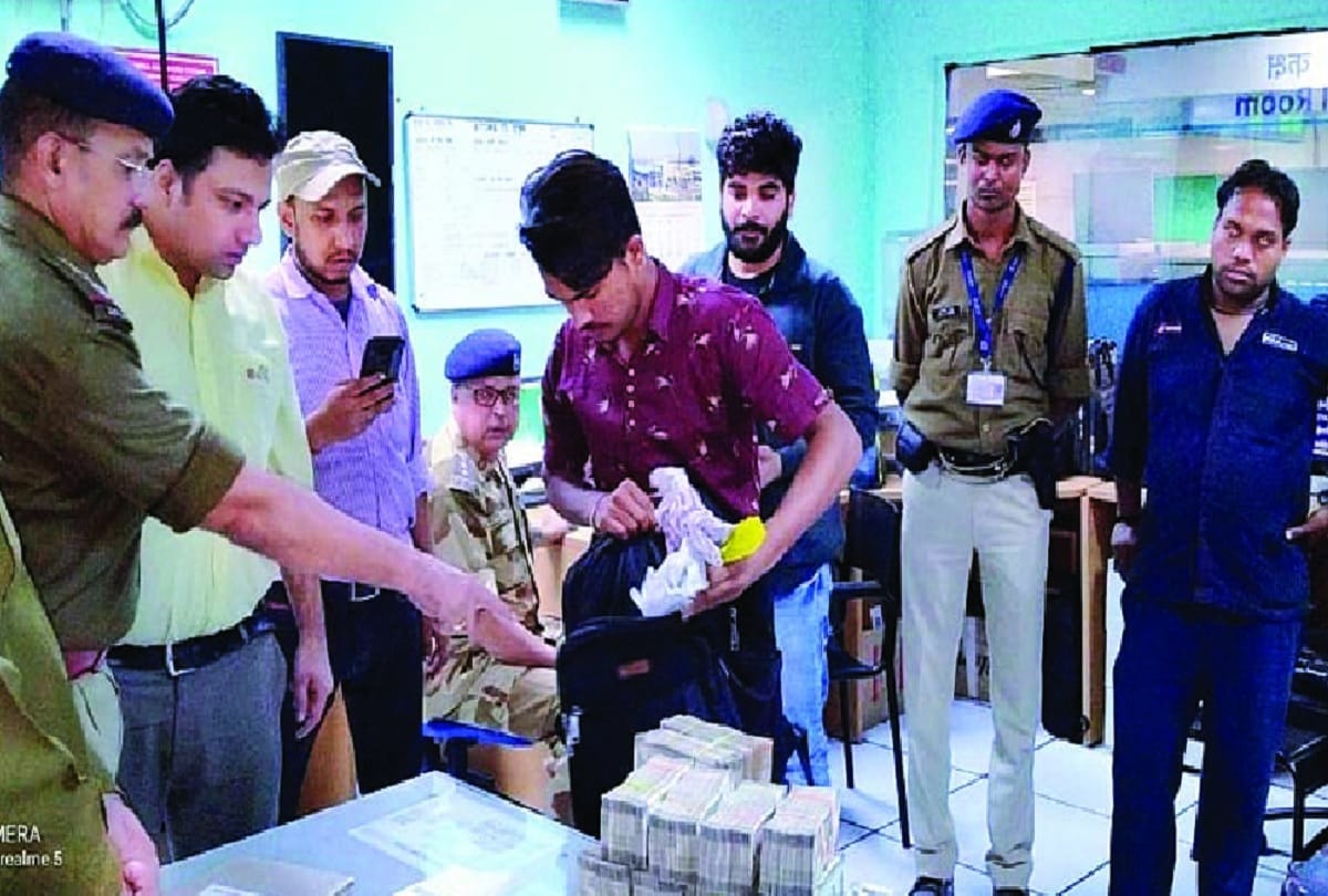 Passenger caught with 50 lakh cash at Barakhamba metro station