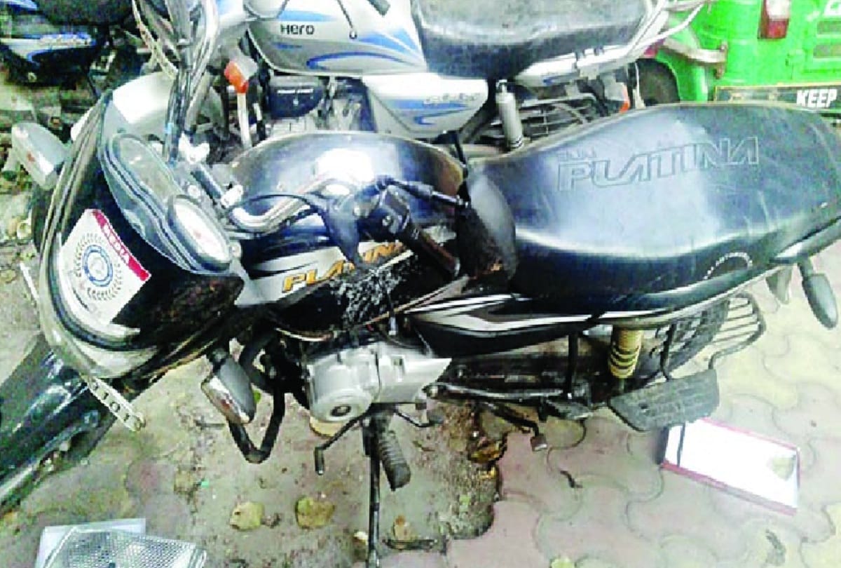 Bike slipped on flammable fluid, two friends died in delhi