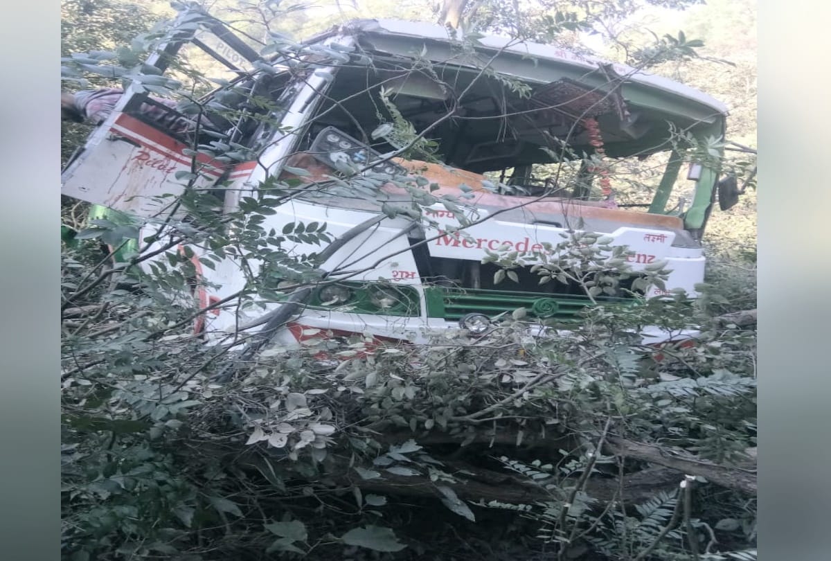 uncontrolled Private bus fall into trench in kangra himachal, many passengers injured
