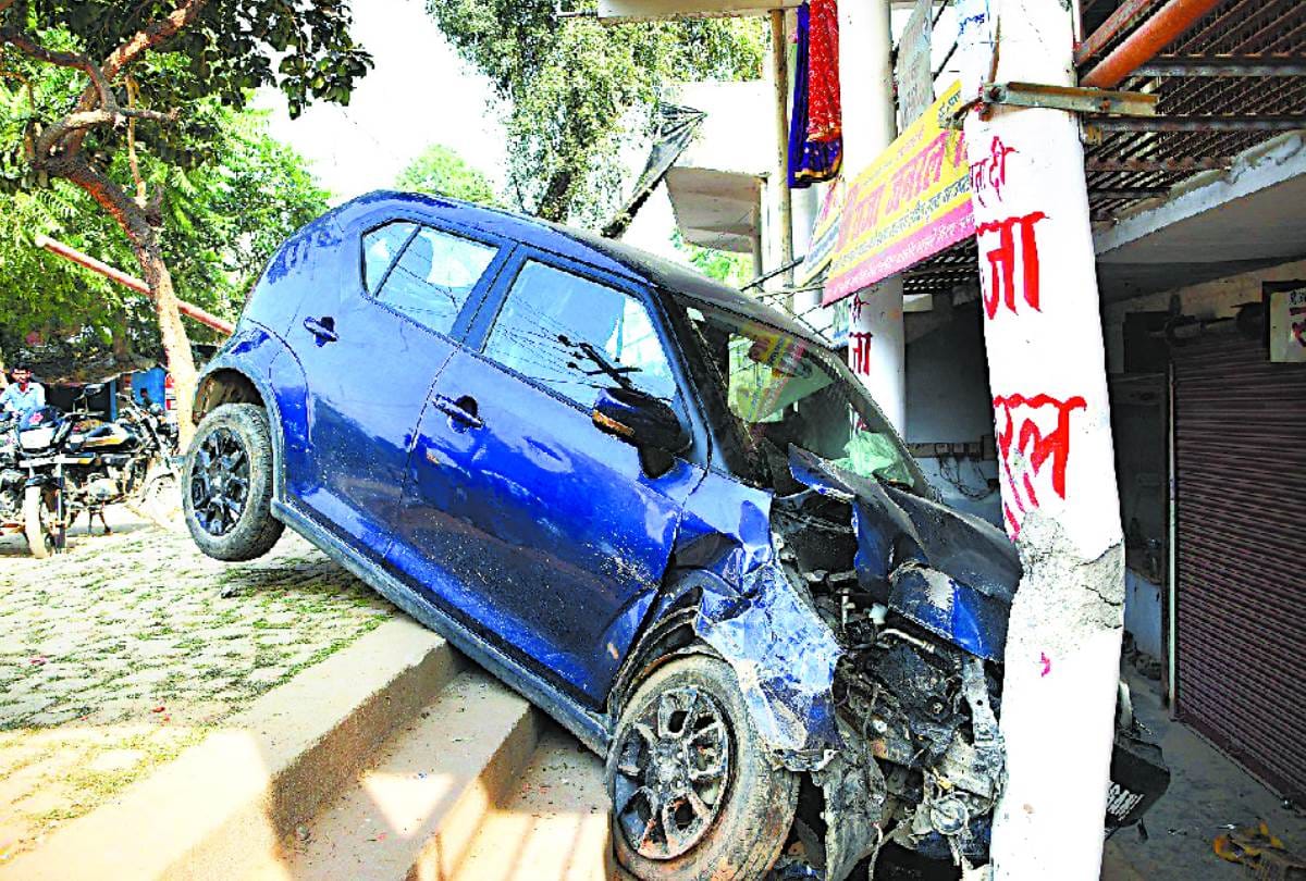 uncontrolled car collided with a pillar of complex in lucknow