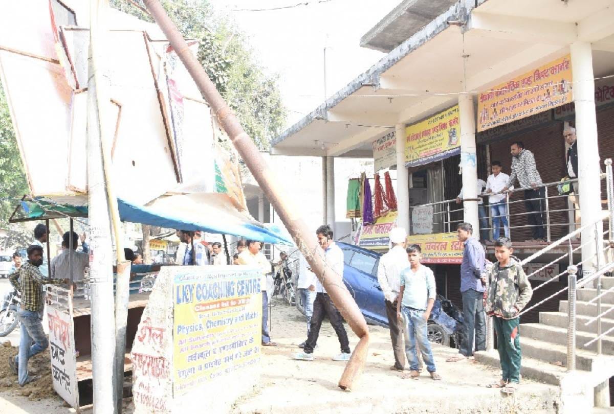 uncontrolled car collided with a pillar of complex in lucknow