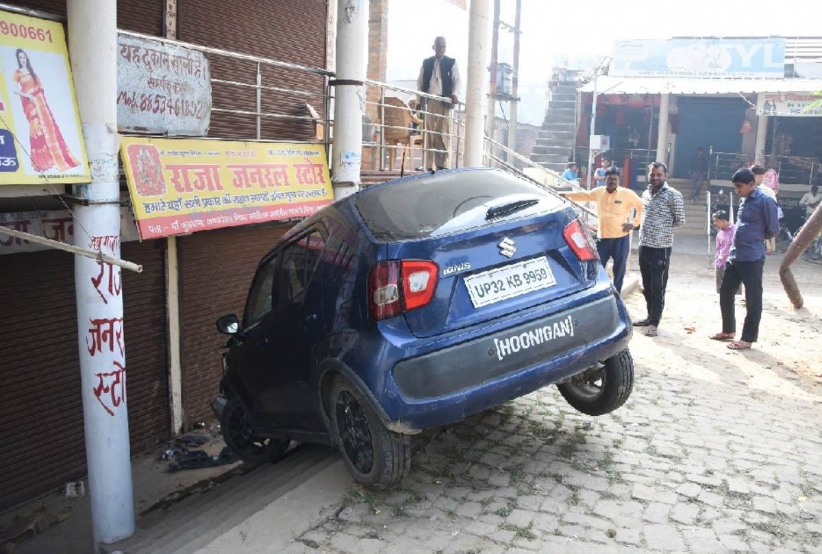 uncontrolled car collided with a pillar of complex in lucknow