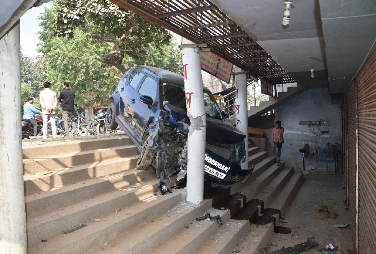 uncontrolled car collided with a pillar of complex in lucknow
