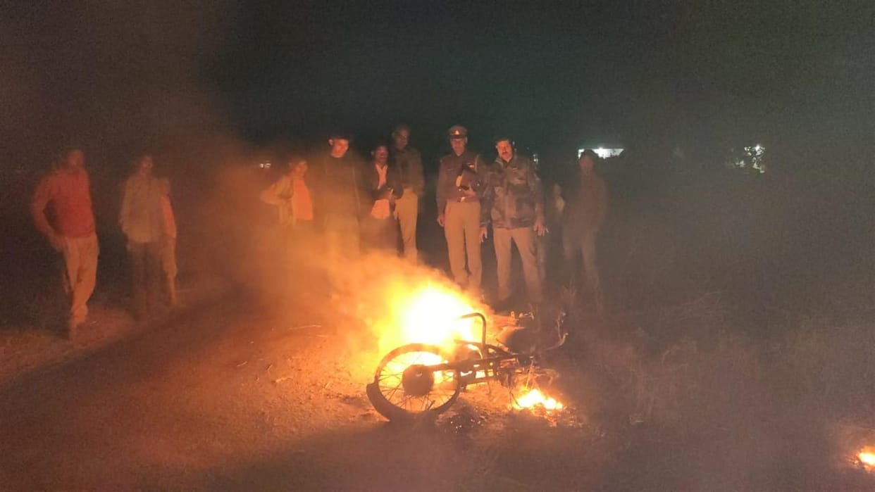Hathras: Bike slipped and caught fire, bike burnt to ashes