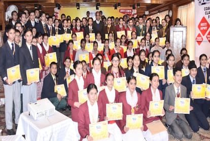 Amar Ujala Brain of Shimla school topper honoured by education minister suresh bhardwaj