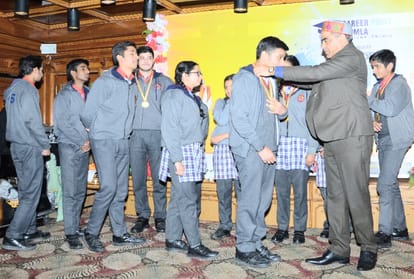 Amar Ujala Brain of Shimla school topper honoured by education minister suresh bhardwaj