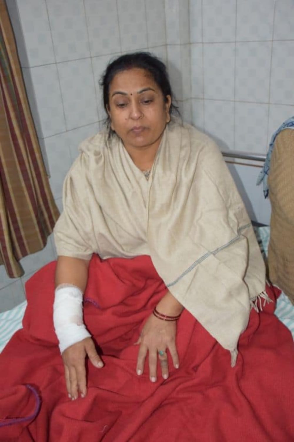 robbers enters in house, hostage house owner and looted jewellery