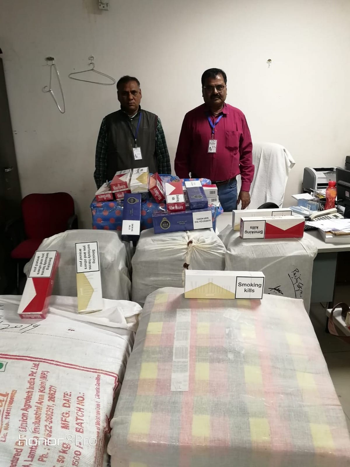 Customs caught 24 lakh rupees foreign cigarettes at Varanasi airport
