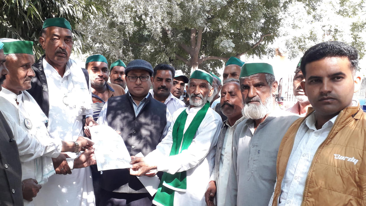 Demonstration at SDM office of farmers over problems