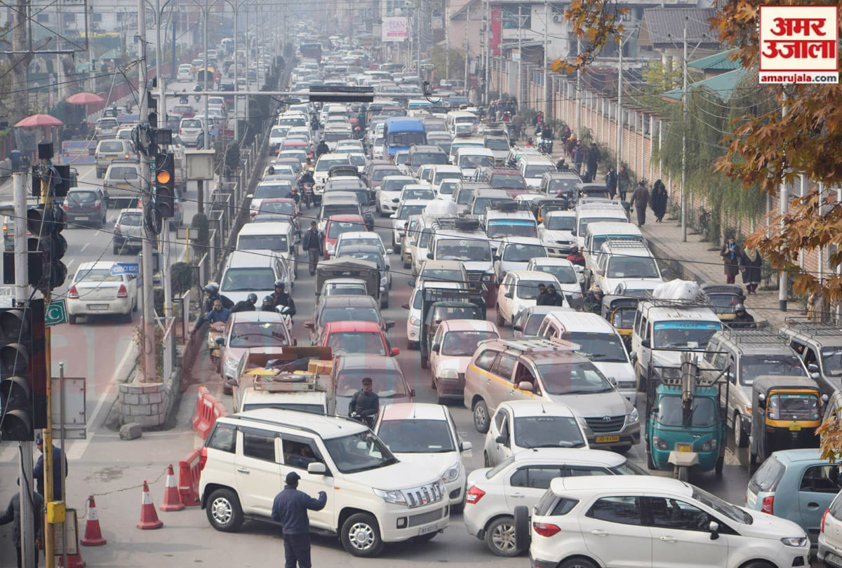 Traffic and shops opened after four days in srinagar jammu kahsmir