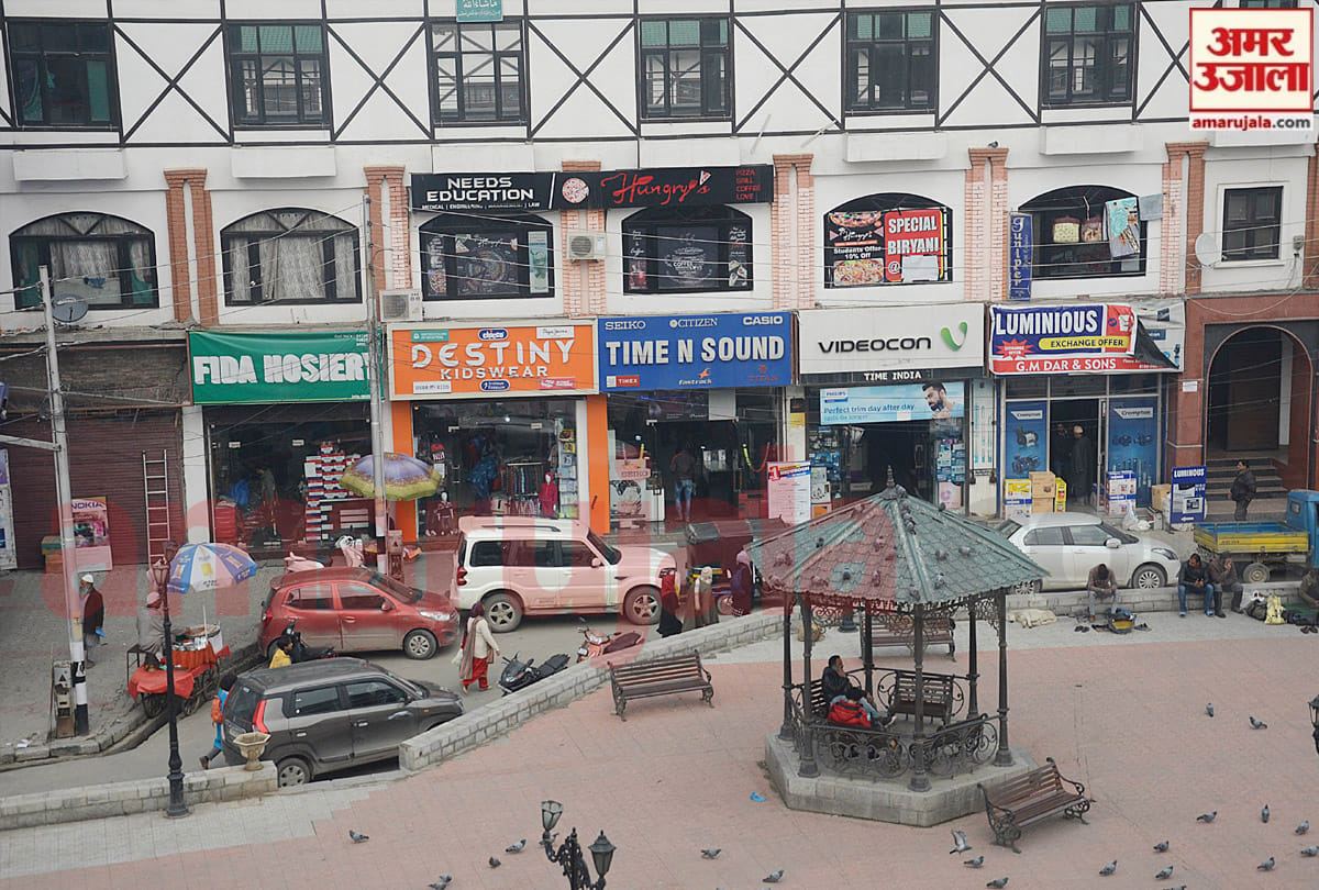 Traffic and shops opened after four days in srinagar jammu kahsmir