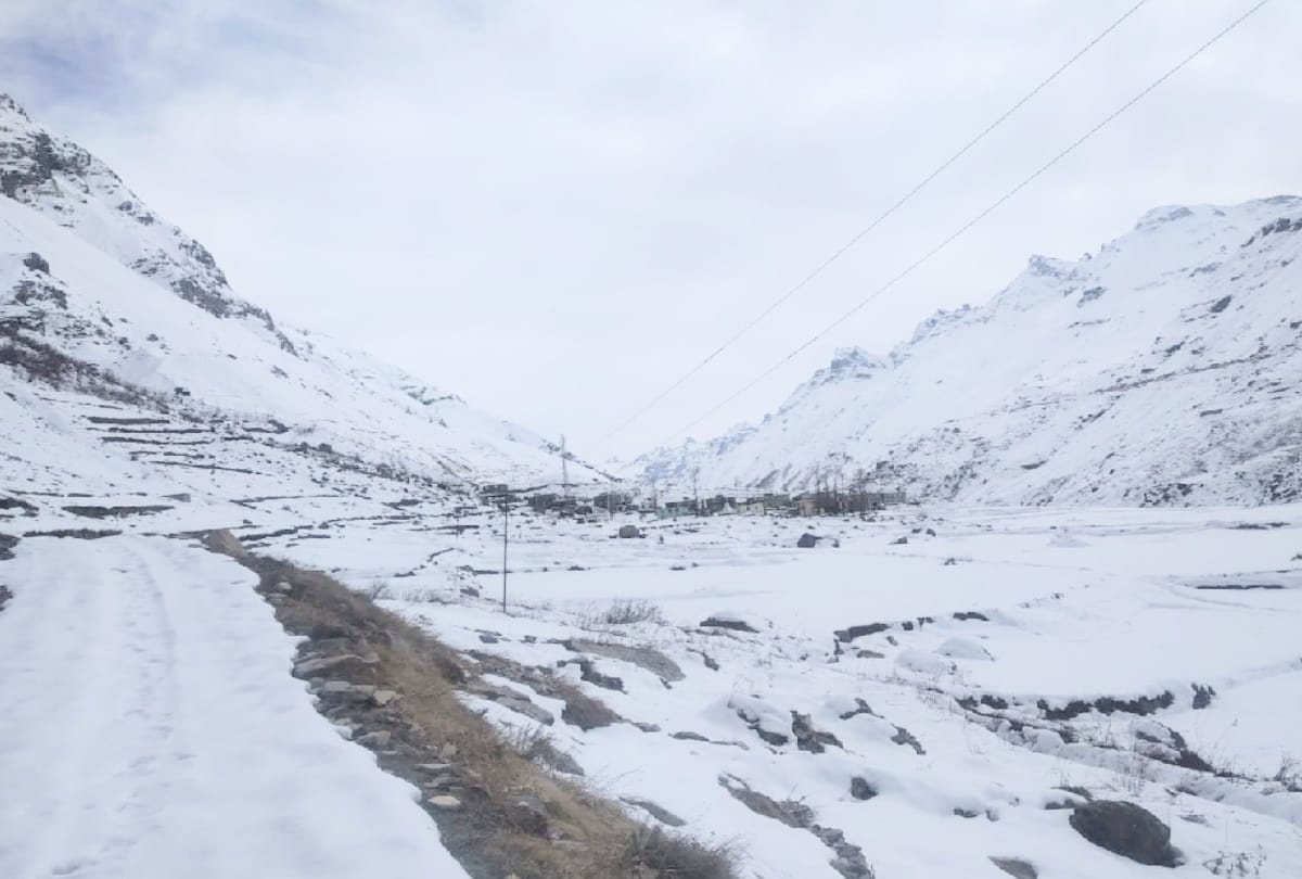 Rohtang Tunnel closed and telecommunication services stalled in lahaul valley after heavy snowfall