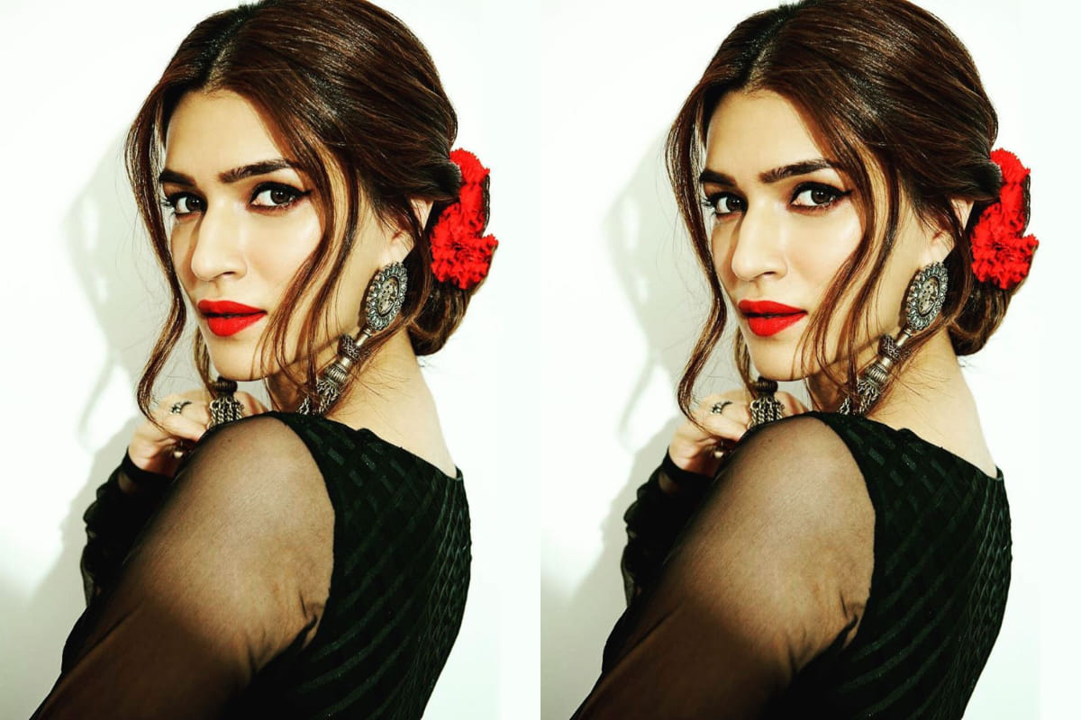kriti sanon looks beautiful in rohit bal's black chanderi anarkali