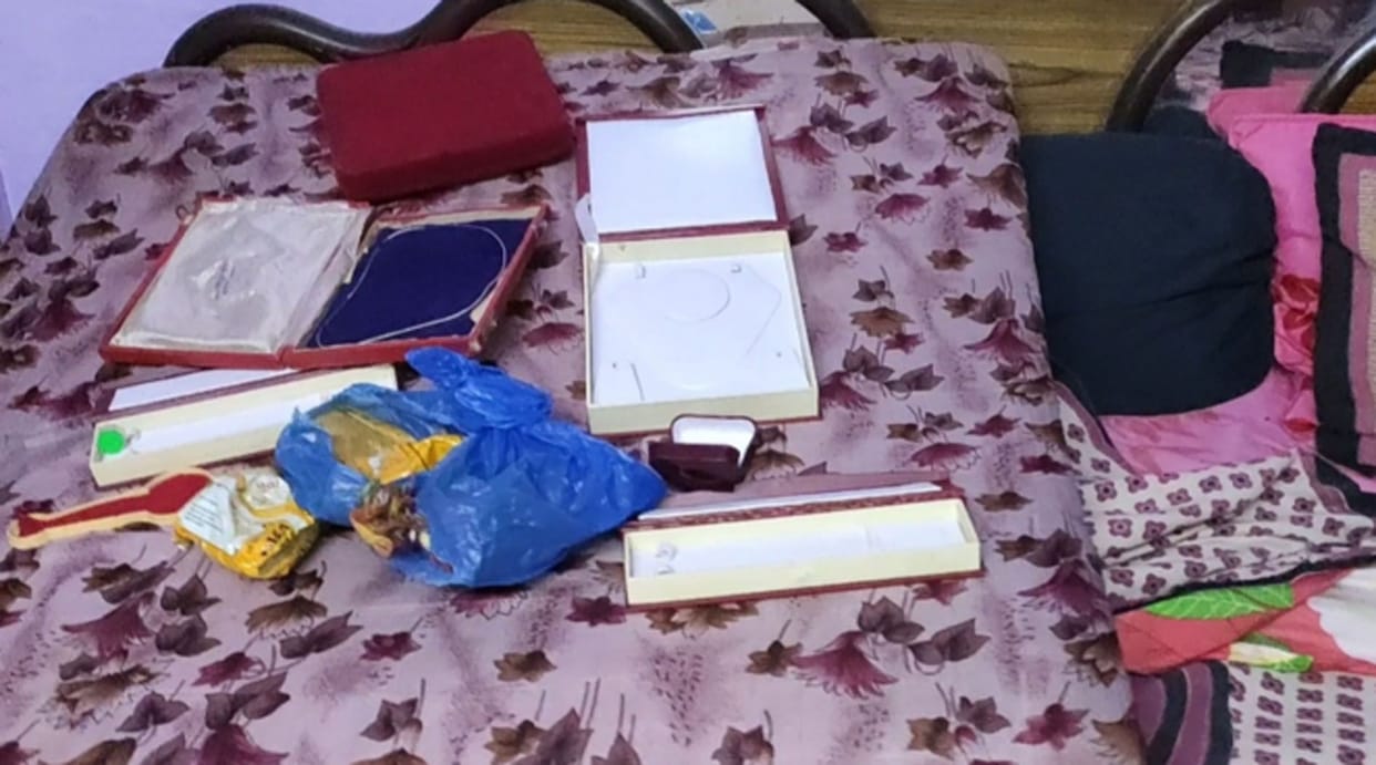 theft in shope and house, kasganj