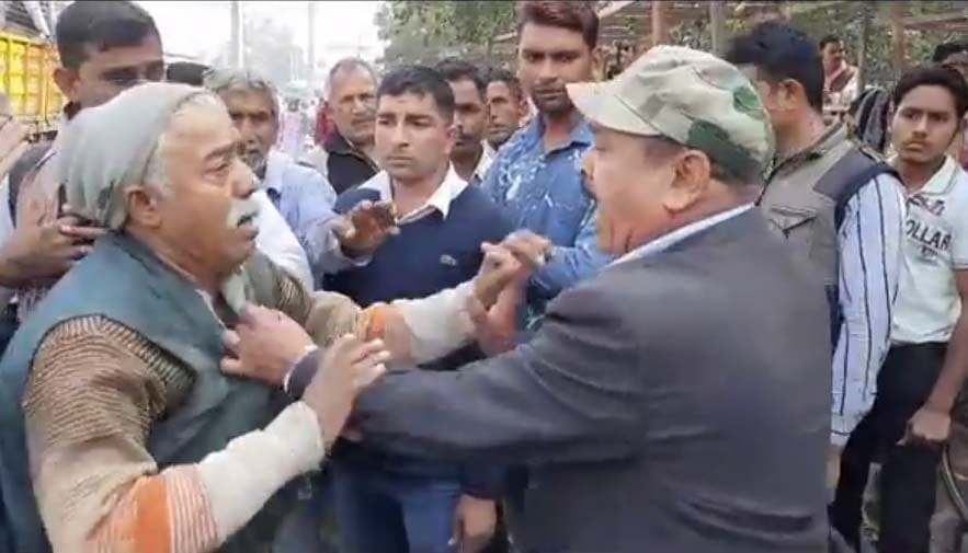 Cleaning officer assaulted a street vendor, video viral