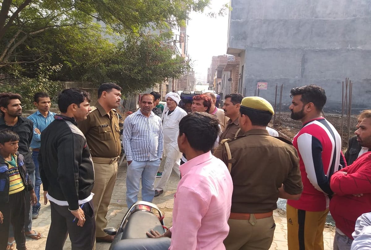 Ghaziabad Dairy manager looted by miscreants crime in tronica city