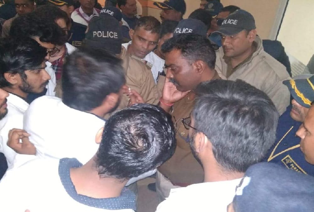 Students Ruckus and Fight with acharya balkrishna security guard in patanjali ayurveda college