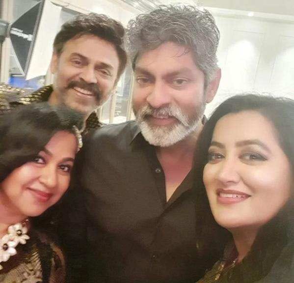 Actor Chiranjeevi throw Party 80s actors Photo Viral