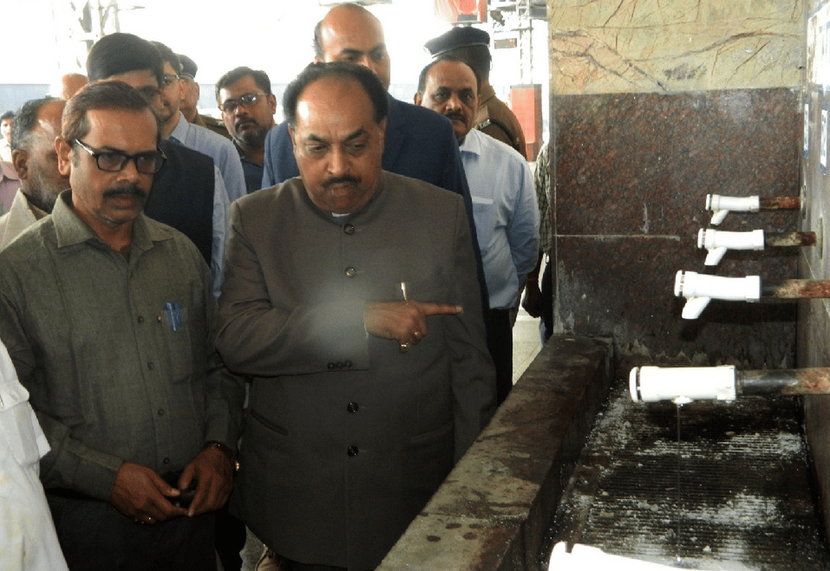 Yatri Seva Samiti chairman arrived to take stock of cleanliness at PDDU Junction in chandauli