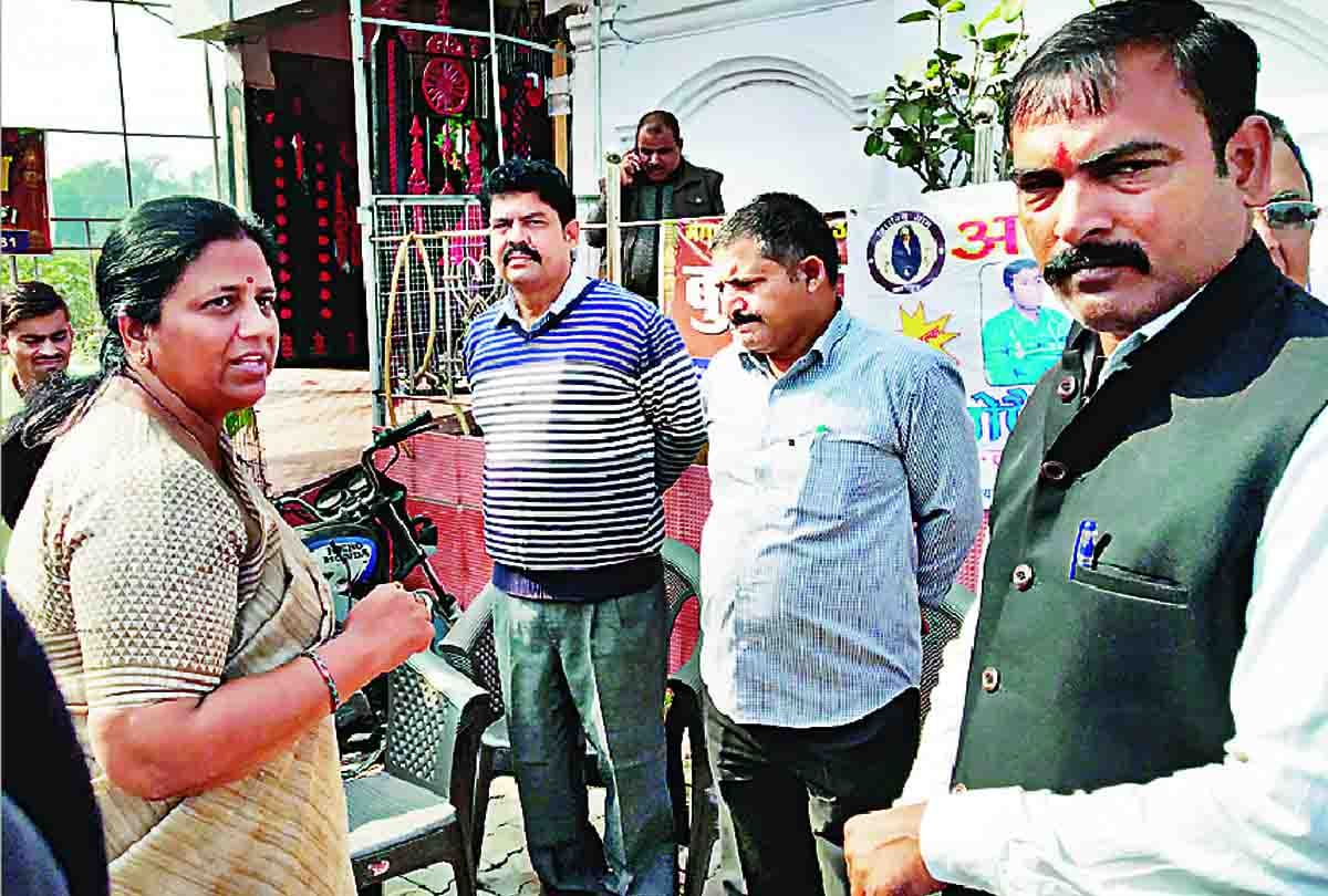 Minister of State Neelima Katiyar reached the health camp in kanpur