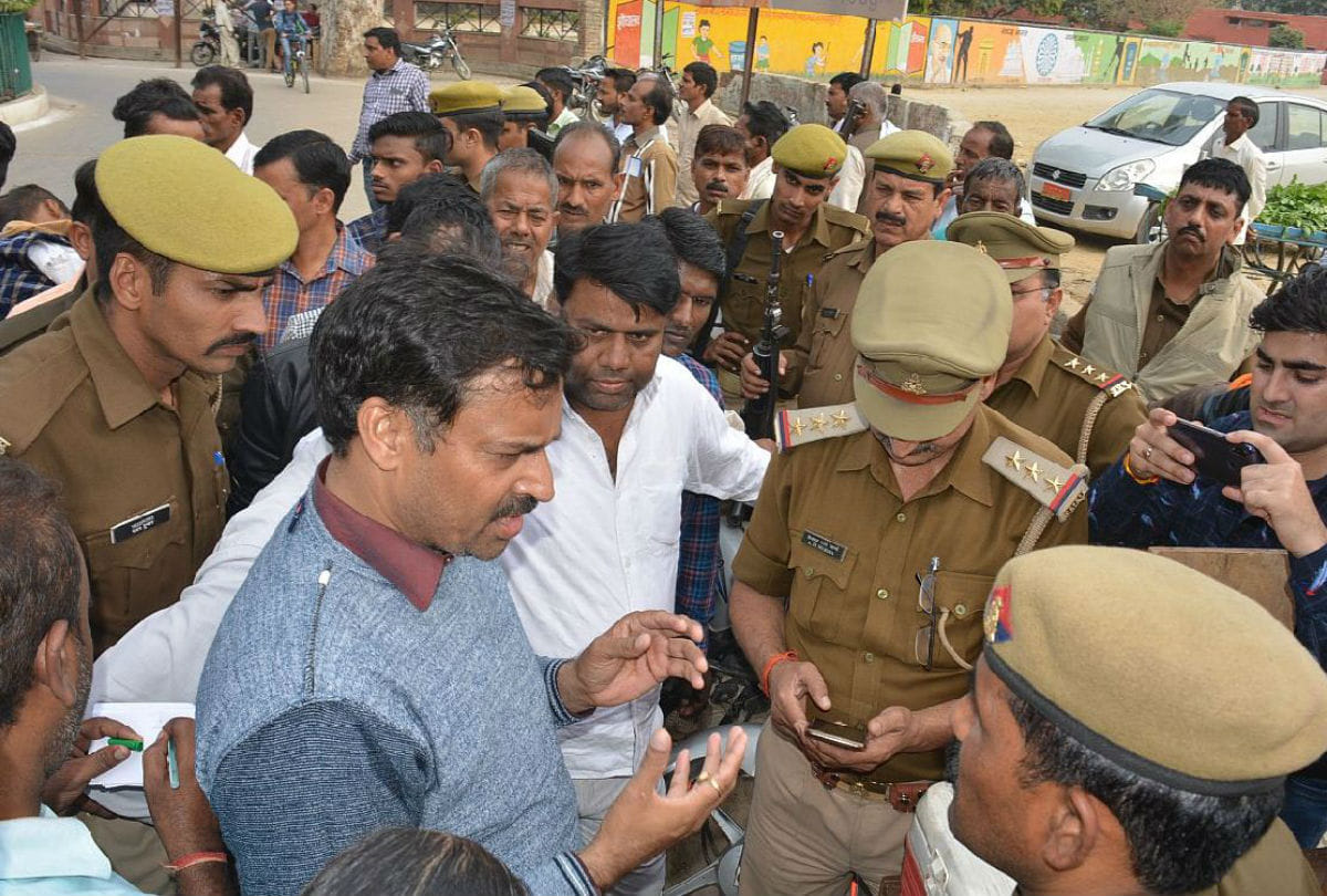 people protest for justice to Kalpana Sharma in firozabad