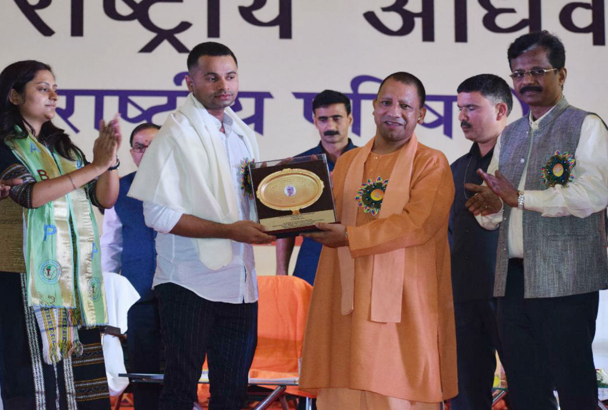 up cm yogi adityanath honours yashwantrao kelkar award to sagar reddy in agra