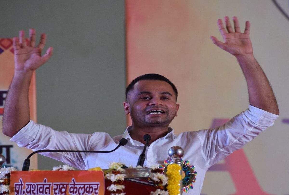 up cm yogi adityanath honours yashwantrao kelkar award to sagar reddy in agra