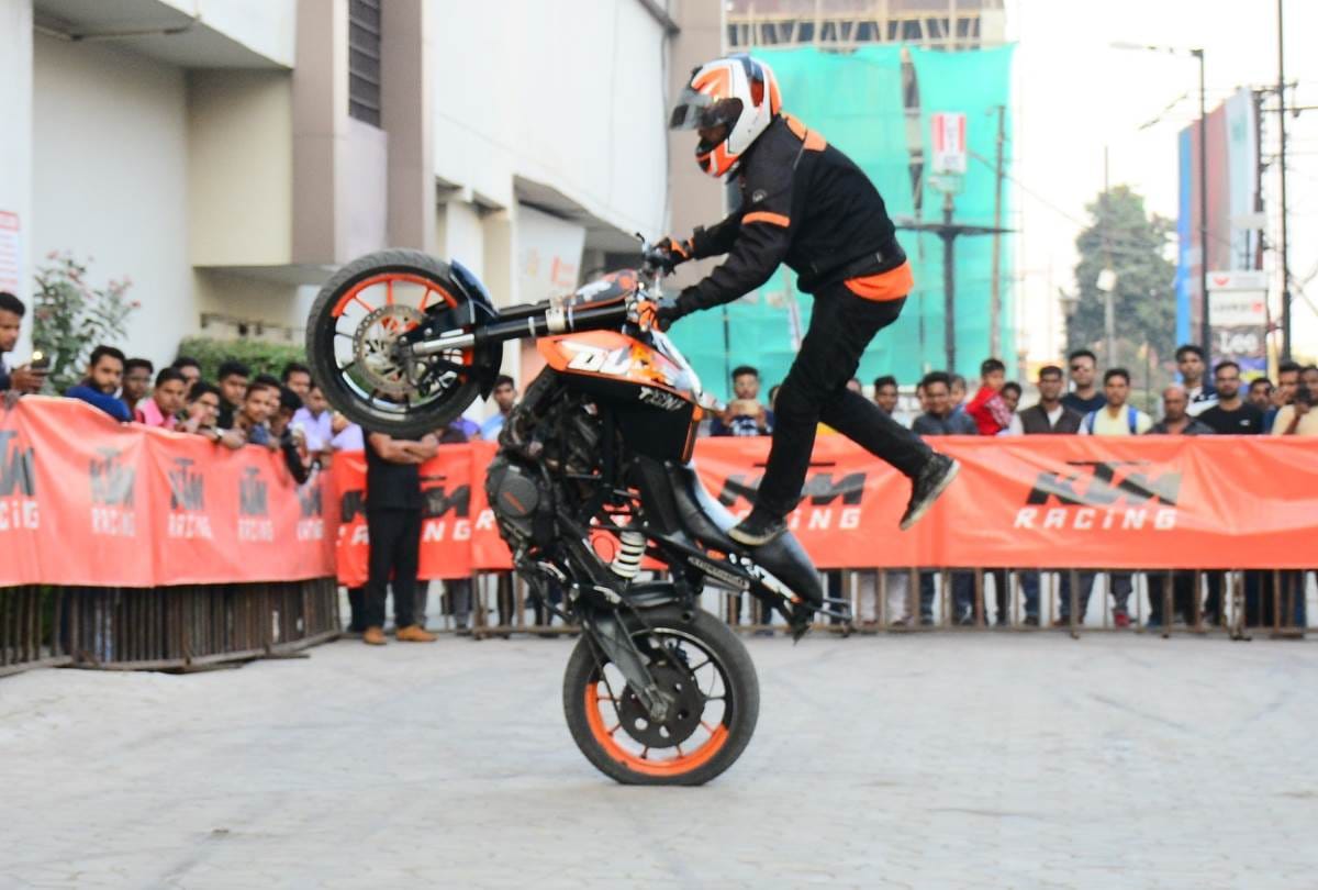 stunts of bike riders of automobile company KTM in lucknow