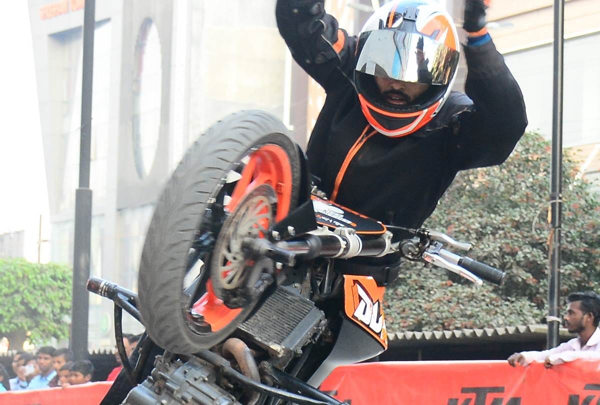 stunts of bike riders of automobile company KTM in lucknow