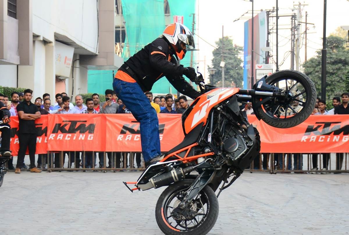stunts of bike riders of automobile company KTM in lucknow