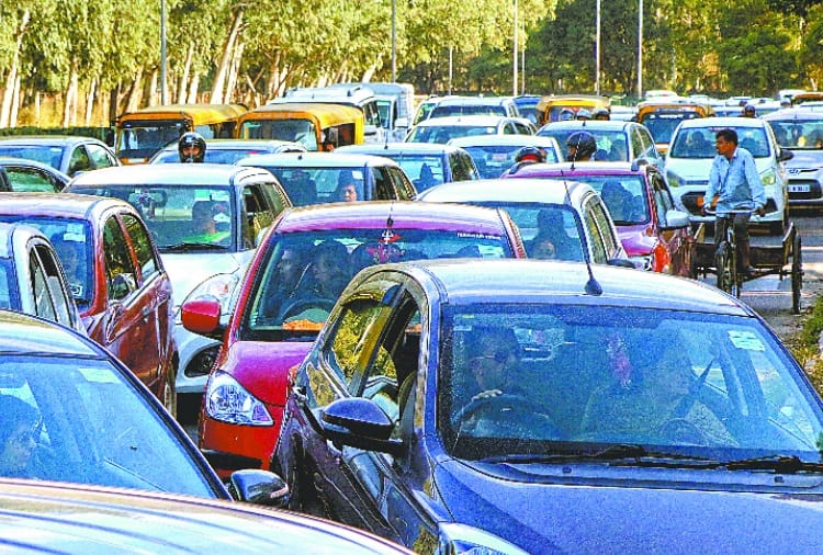 traffic jam on madhya marg chandigarh