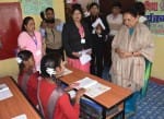 रायबरेली में सोमवार को कस्तूरबा विद्यालय हरचंदपुर में छात्राओं से बातचीत करतीं राज्यपाल आनंदी ?
