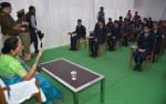 रायबरेली में सोमवार को महिला थाने में निरीक्षण के दौरान बच्चों से बातचीत करतीं राज्यपाल आनंदी ब?