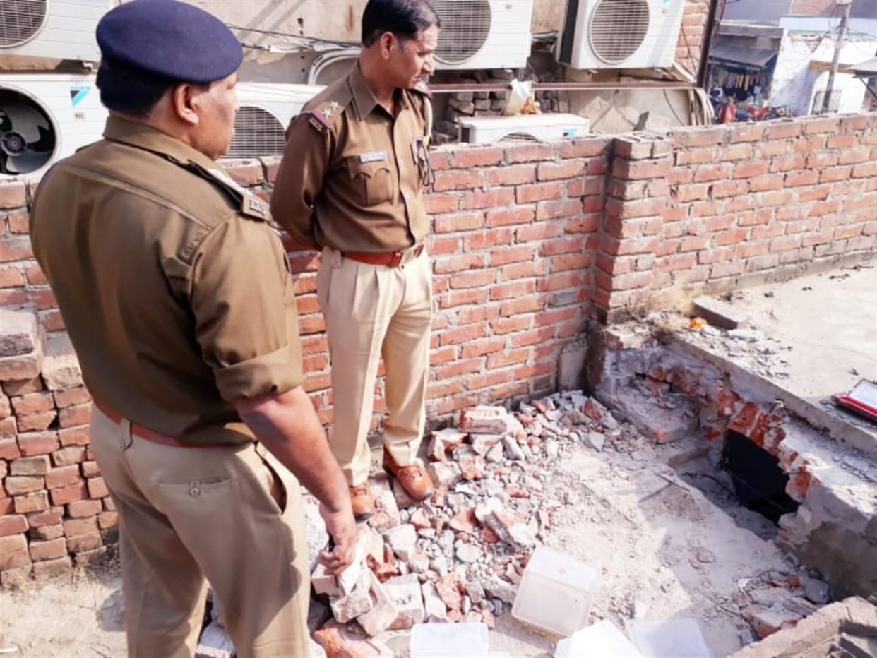 80 thousand cash, 250 grms gold and 25 kg silver theft from jewellary shop.