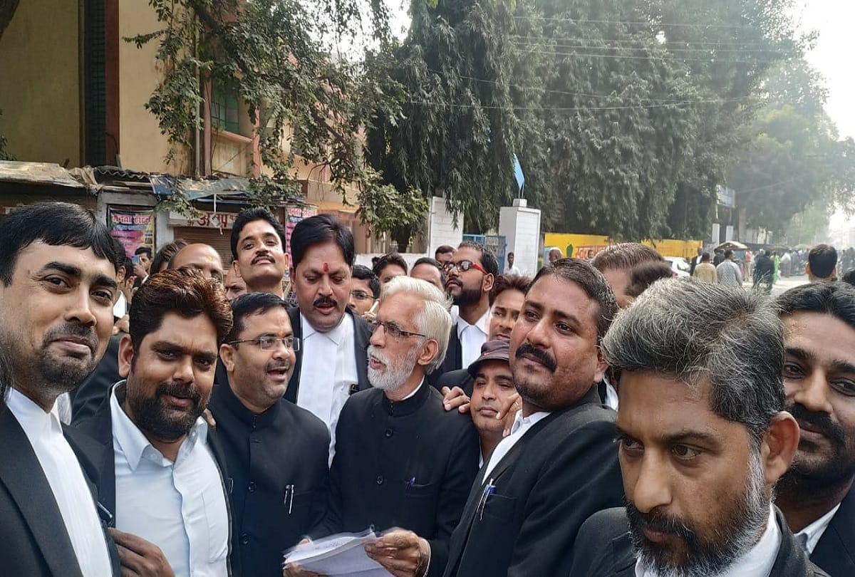 Advocates protest in Prayagraj against violence with collegue advocate