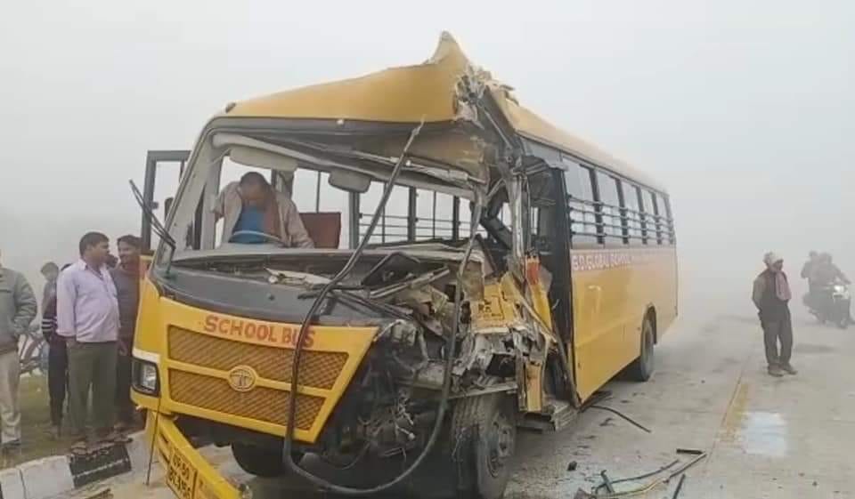 School bus and truck collided due to fog, two school students injured in an accident in azamgrah