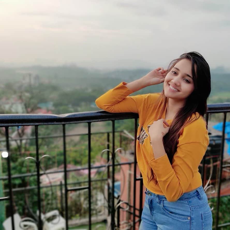 Popular TV Actress Ashi Singh Lives Simple Life As She is Daughter of Millionaire