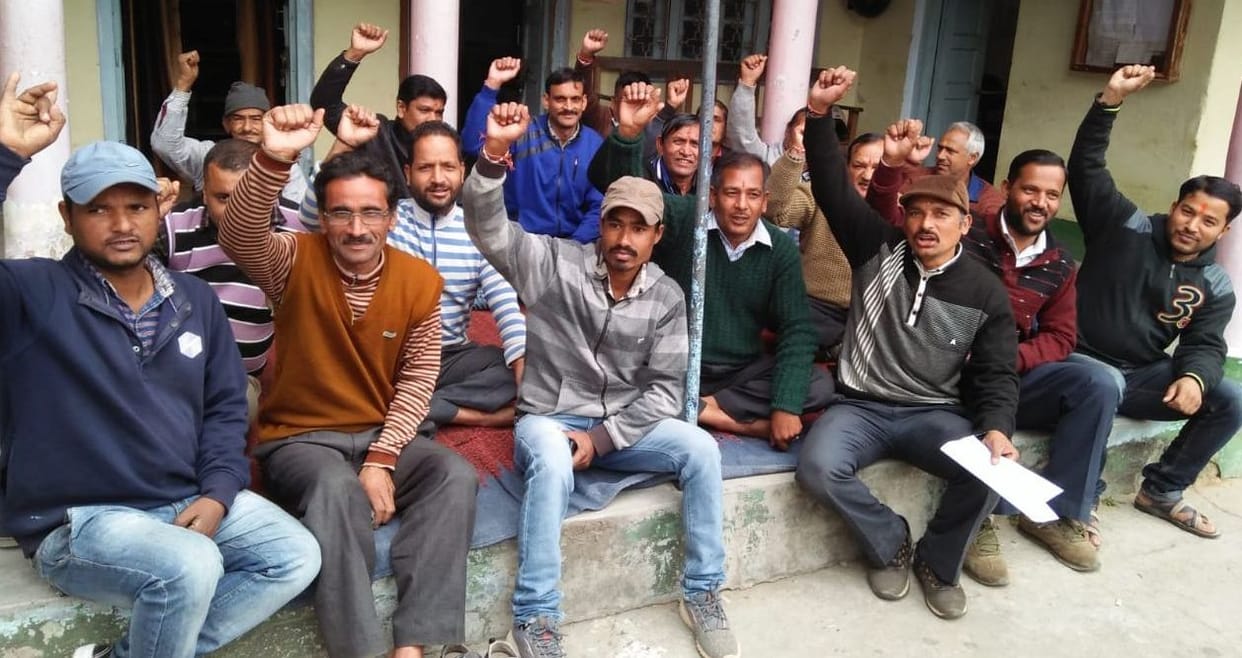 Jal Sansthan United Front staged a sit-in protest to meet the demands