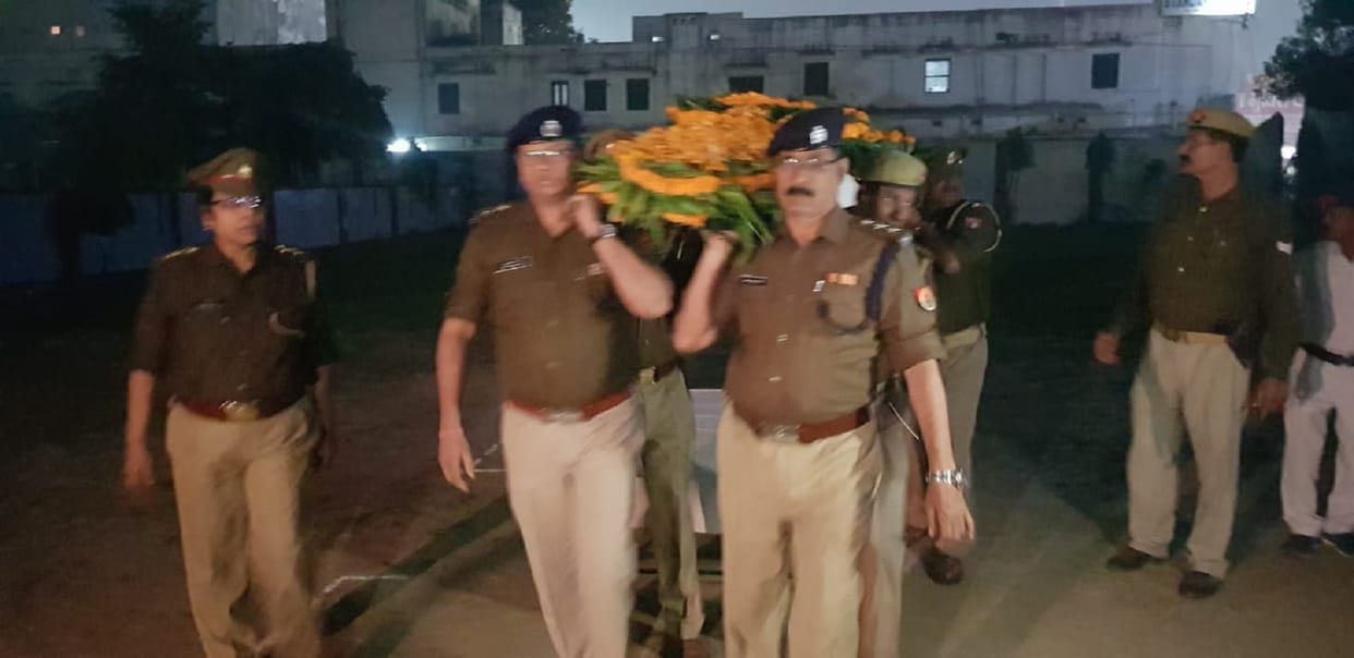 SP Hemraj meena pays homage in funeral of constable in Gorakhpur
