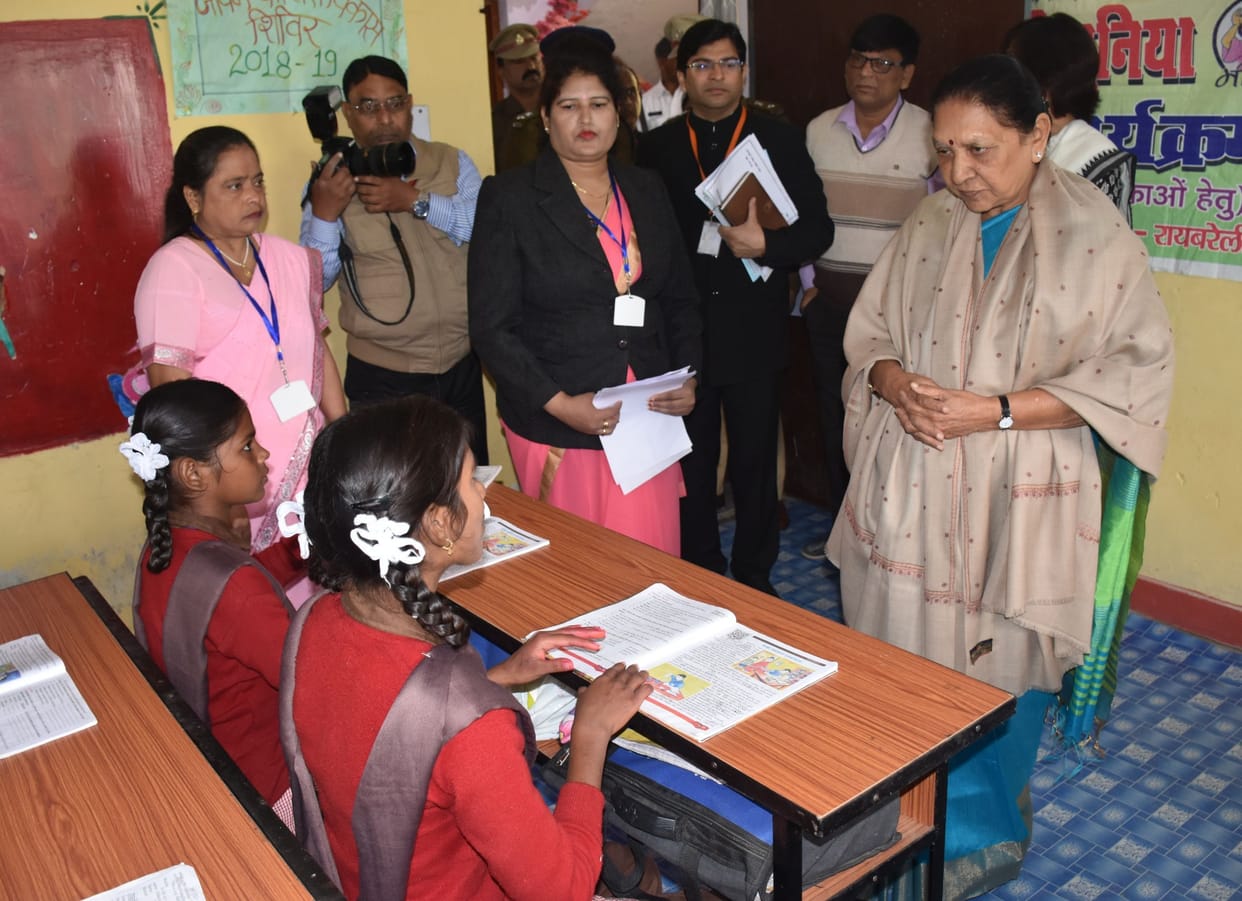 In Kasturba Vidyalaya, Governor organized class, prayed, heard national song