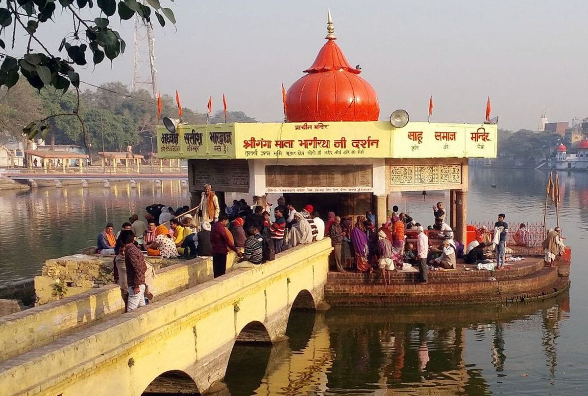 devotees take bath in ganga river at marg sheesh amavasya 2019