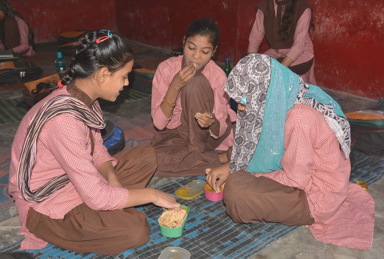 Aligar- Primary School provided  bad food  for students